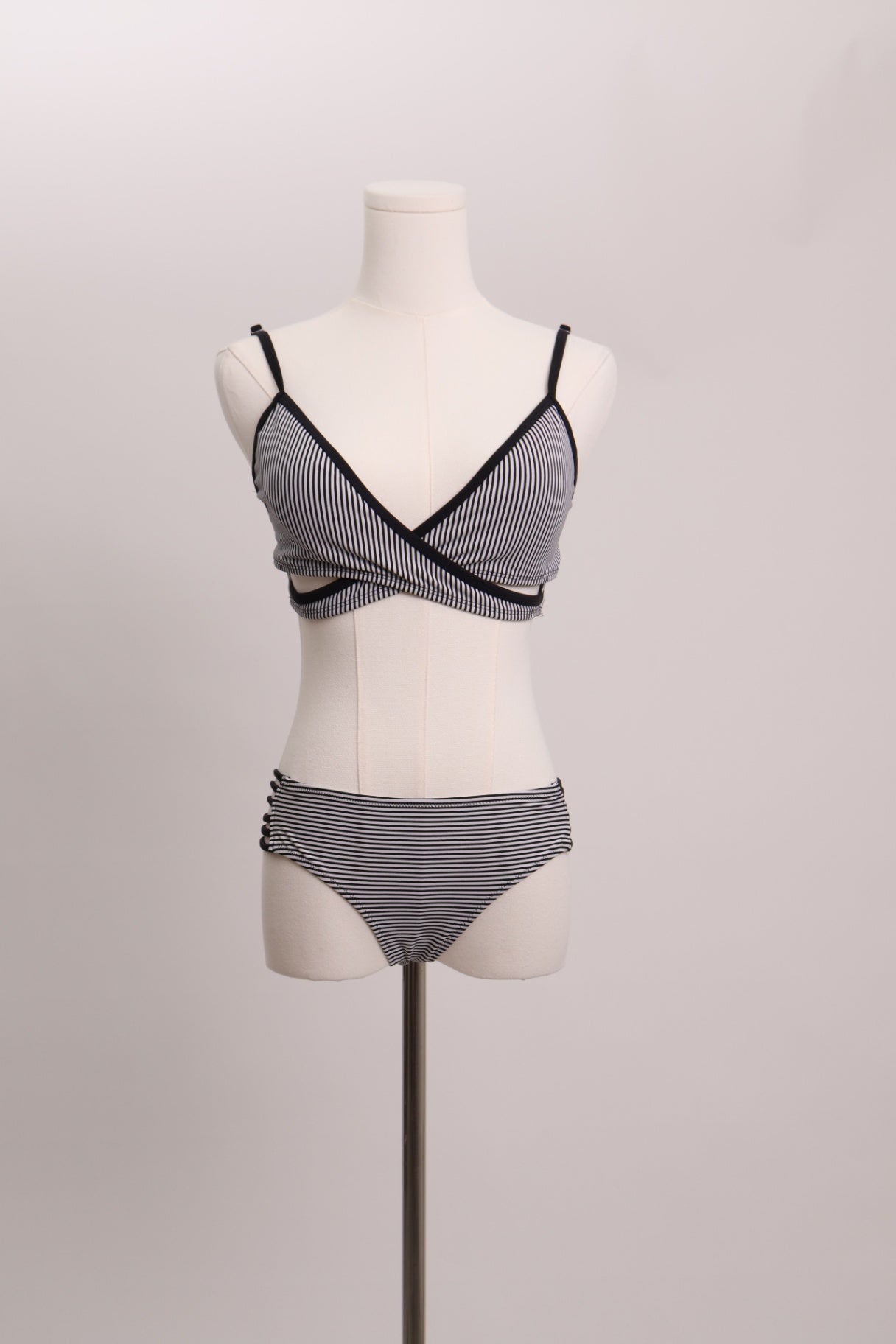 Bikini rayé avec haut croisé et bas à lacets latéraux