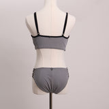 Bikini rayé avec haut croisé et bas à lacets latéraux