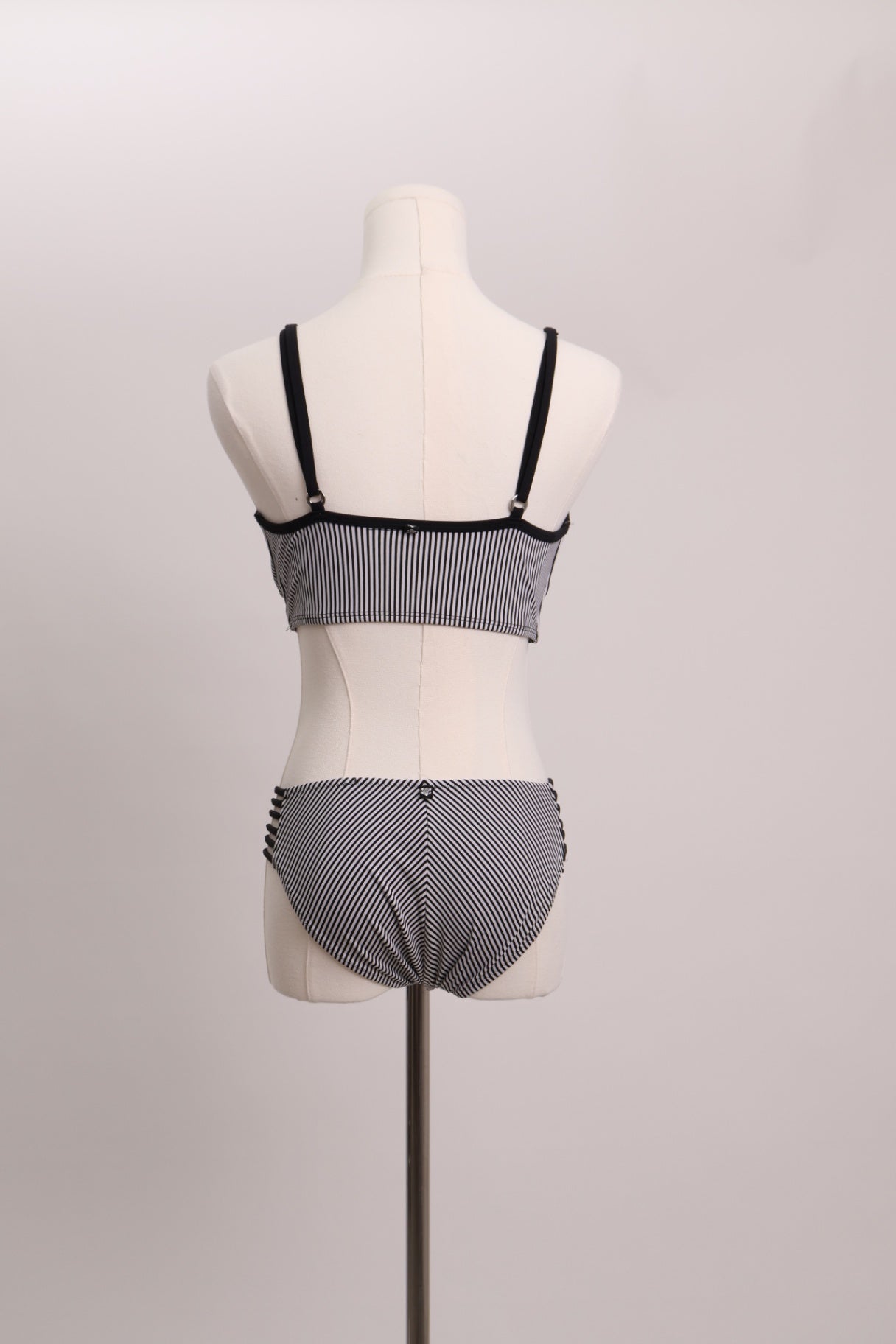 Bikini rayé avec haut croisé et bas à lacets latéraux