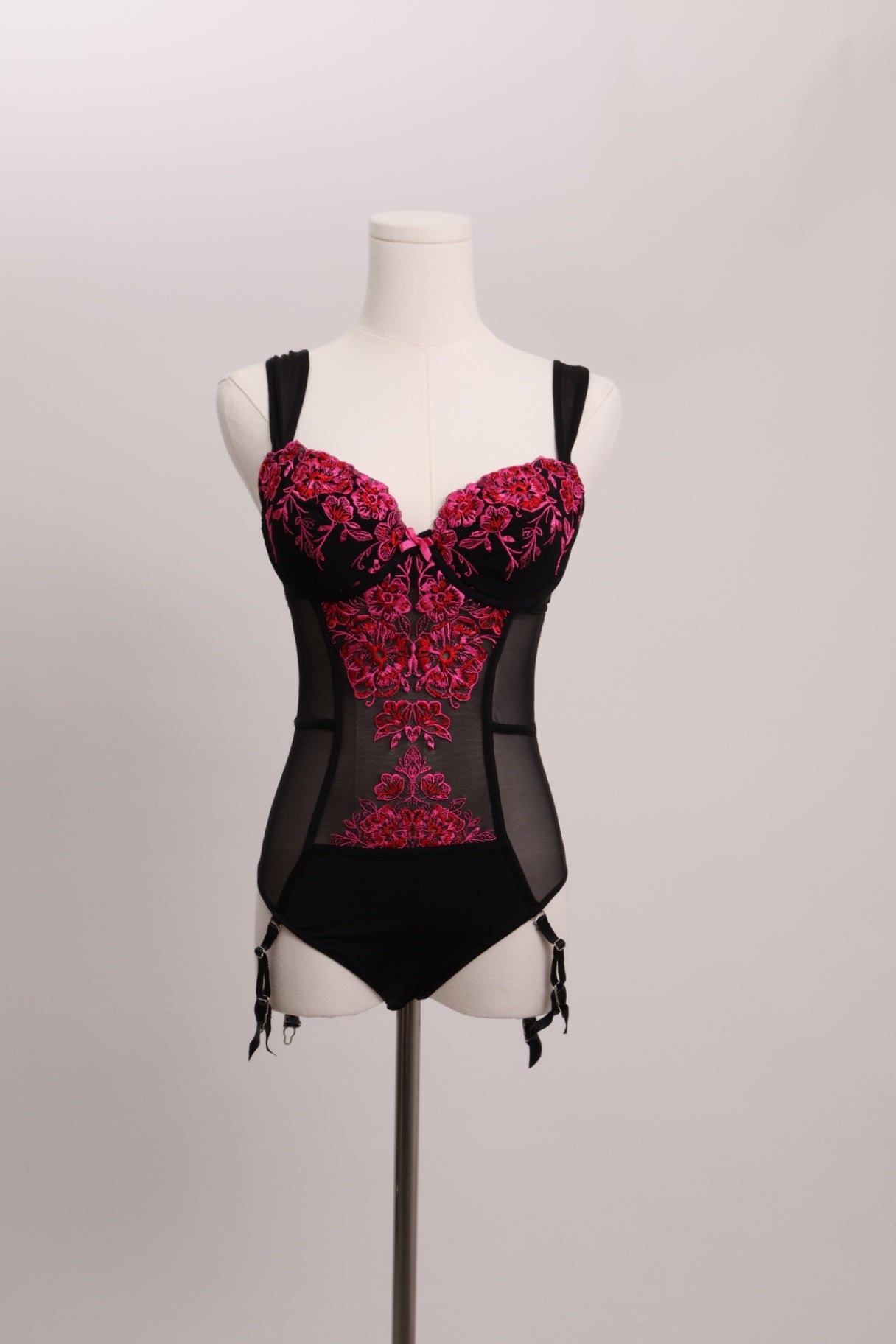Lingerie en maille broderie floral avec jarretelles