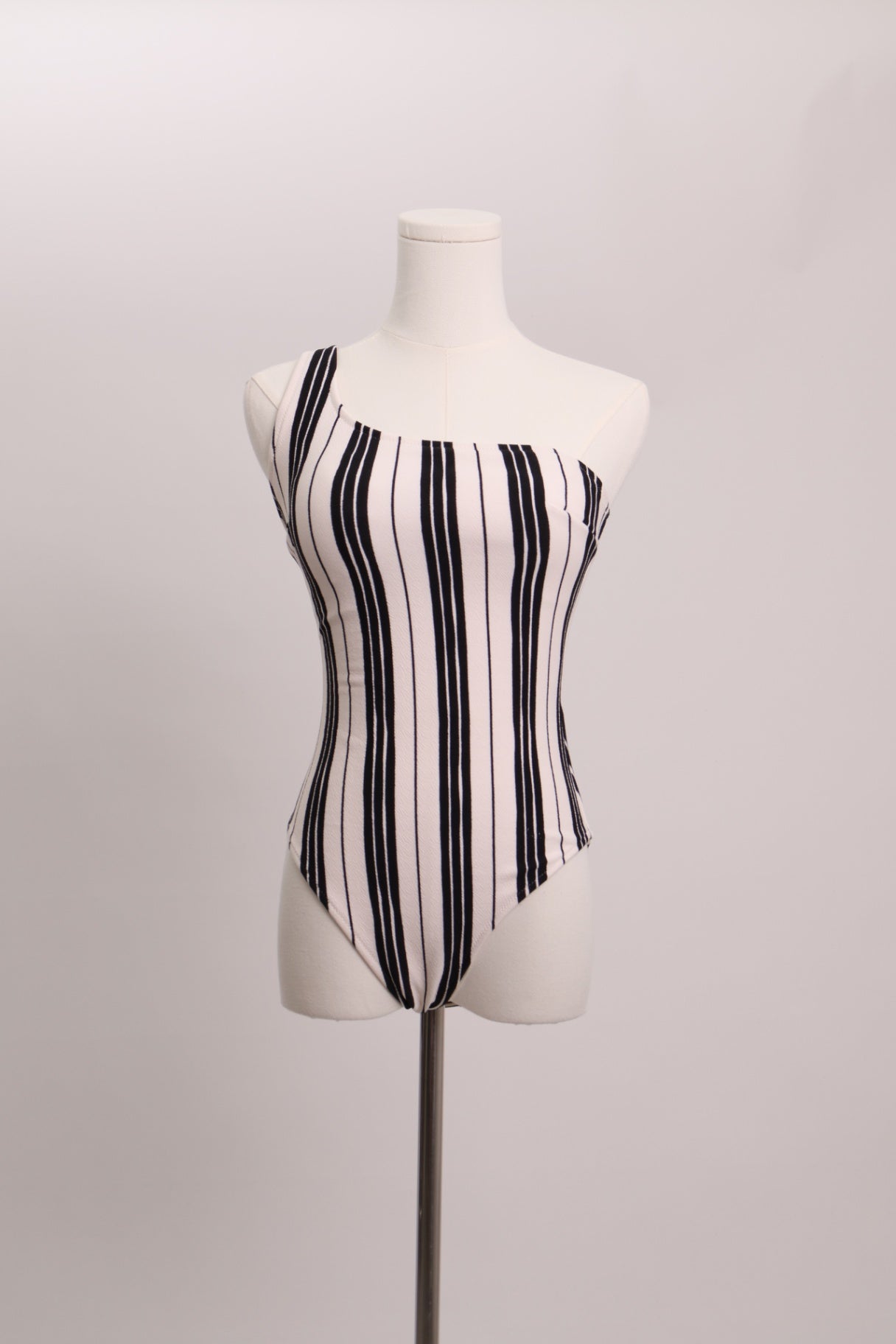 Maillot une-pièce à rayures, coupe asymétrique à une épaule