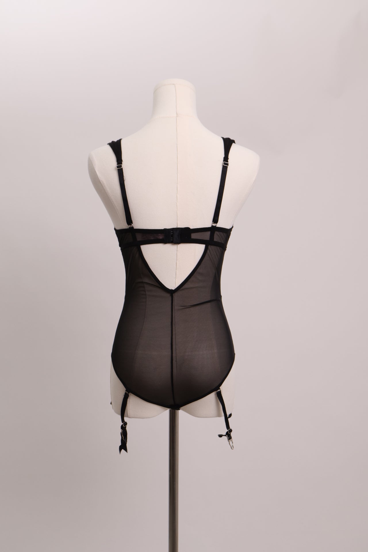 Lingerie en maille broderie floral avec jarretelles