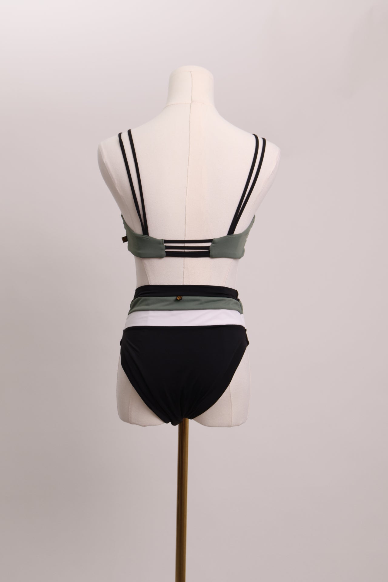Bikini avec haut noué et bas taille haute