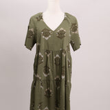 Robe courte étagée florale à col en V
