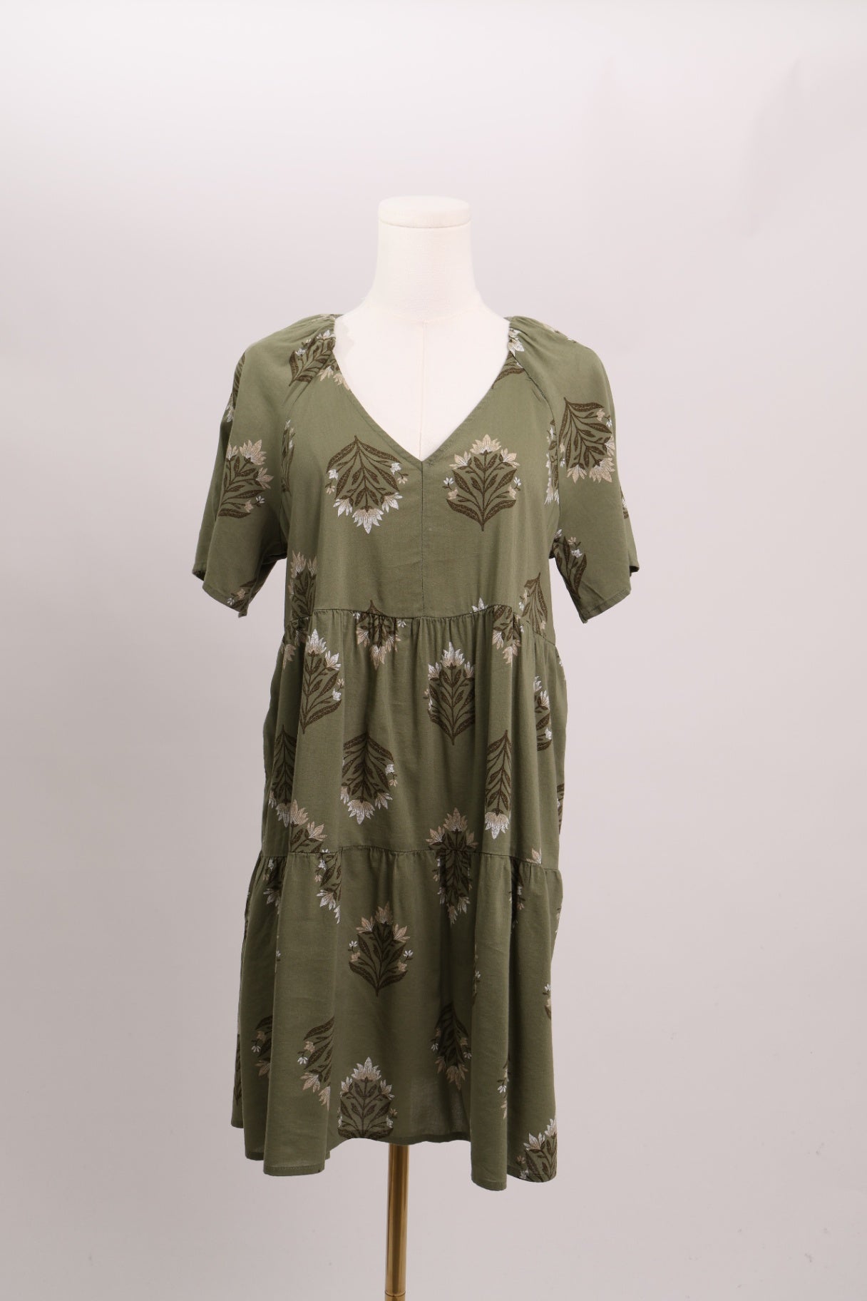 Robe courte étagée florale à col en V