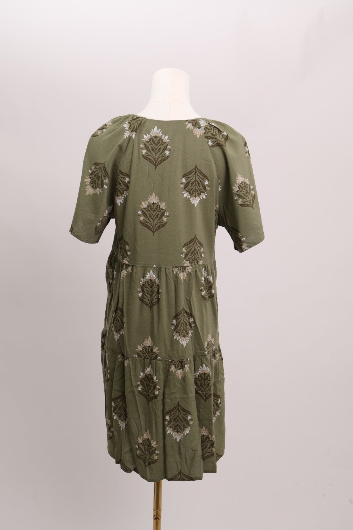 Robe courte étagée florale à col en V