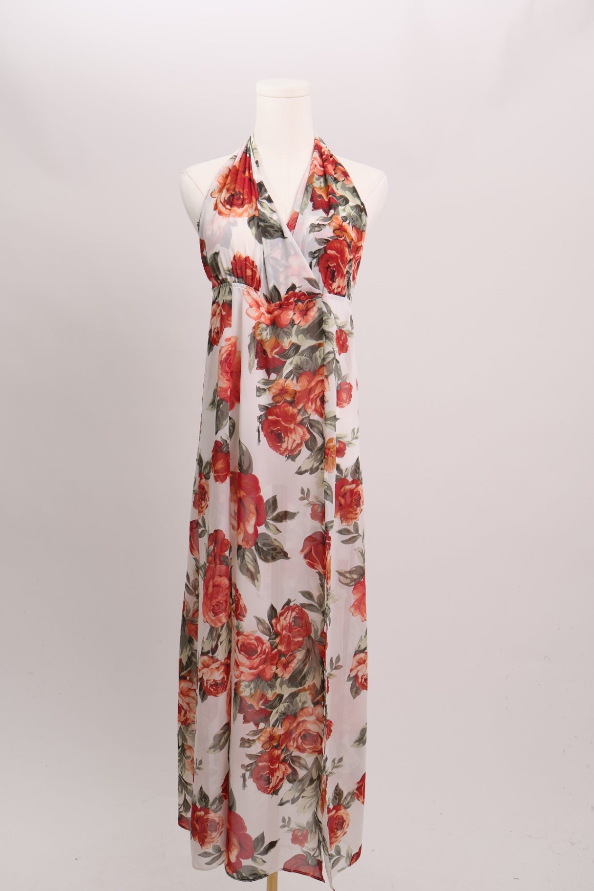 Robe fleurie à col licou et fente latérale