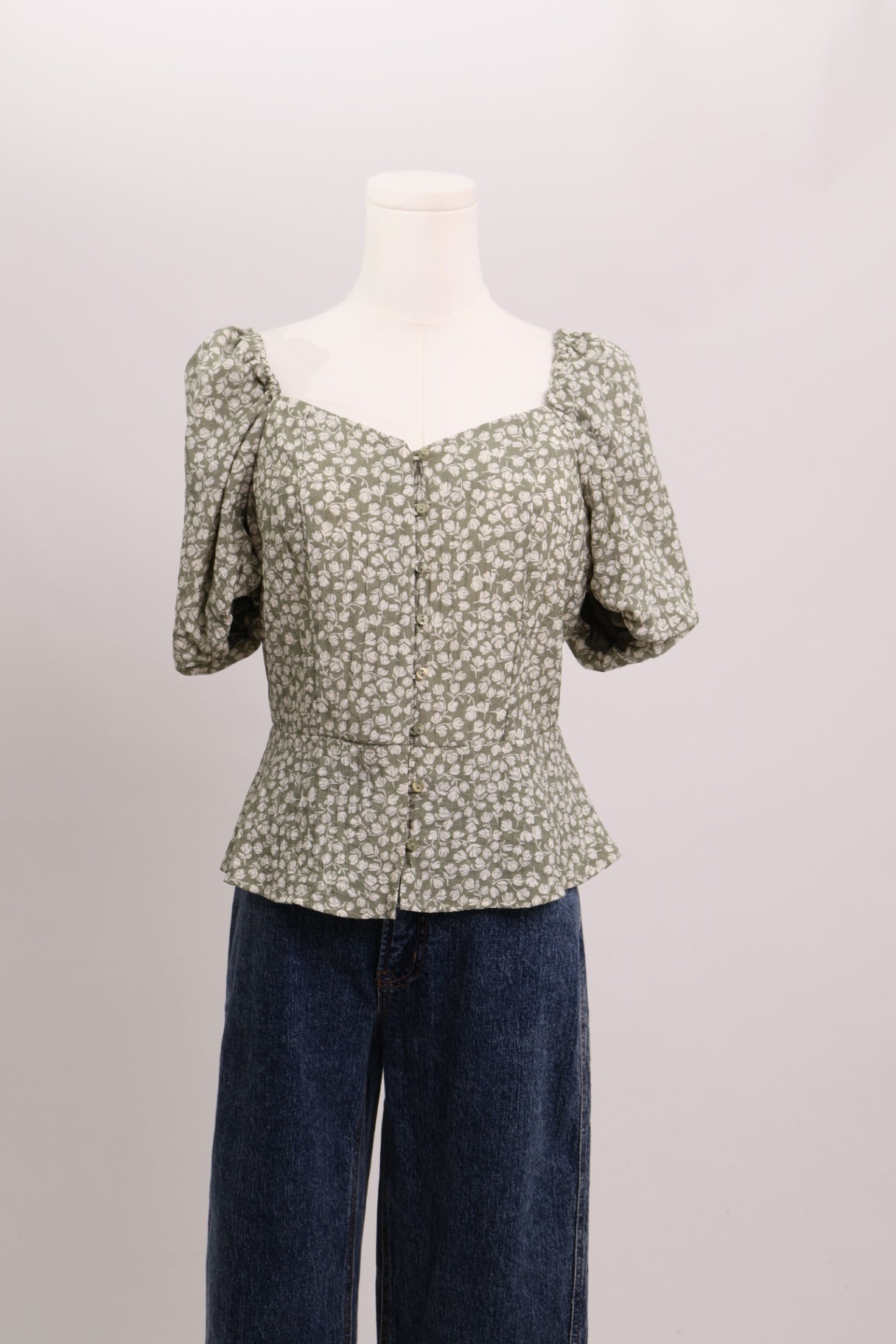 Blouse fleurie à manches bouffantes