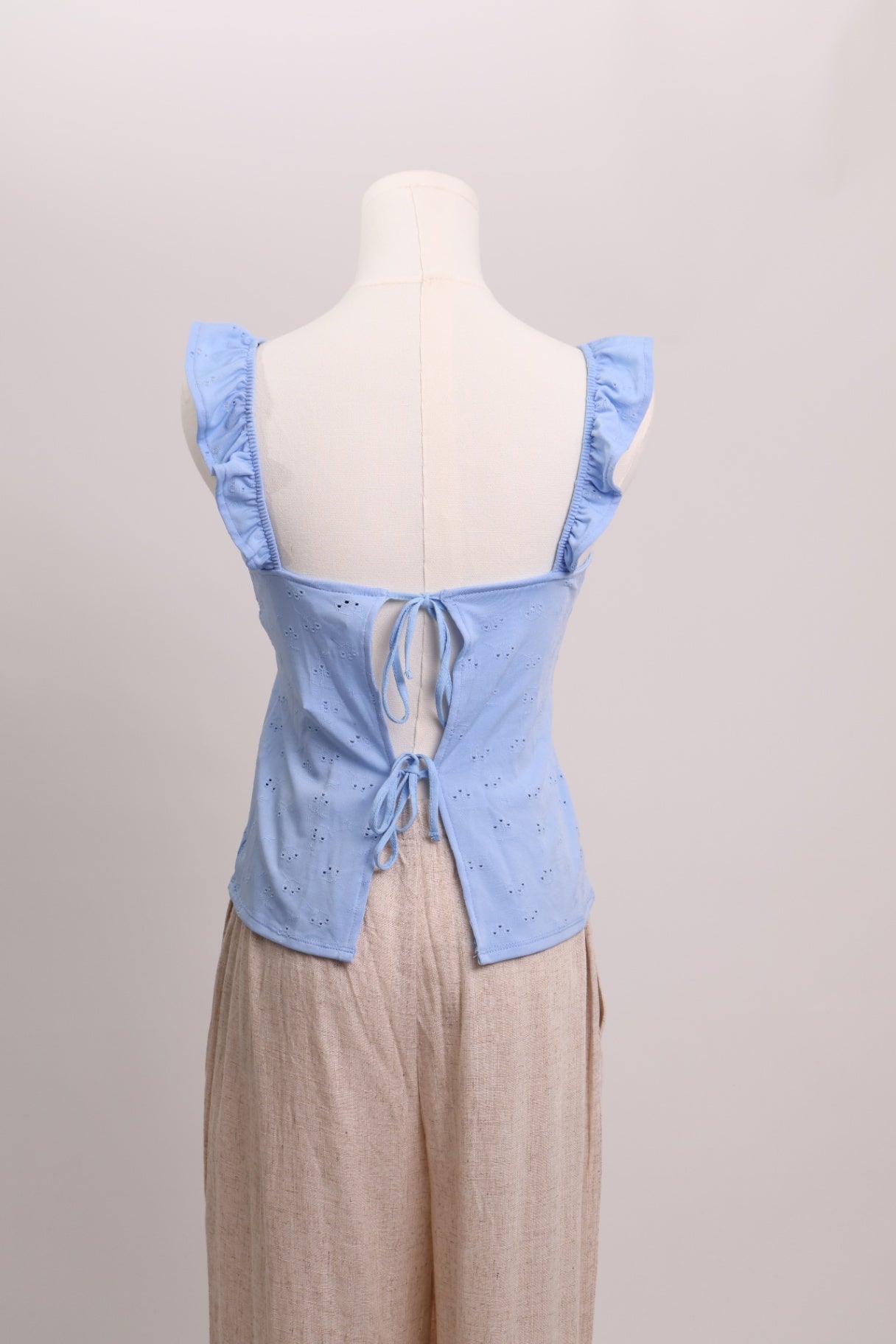 Camisole à bretelles volantées et dos ouvert à boucle