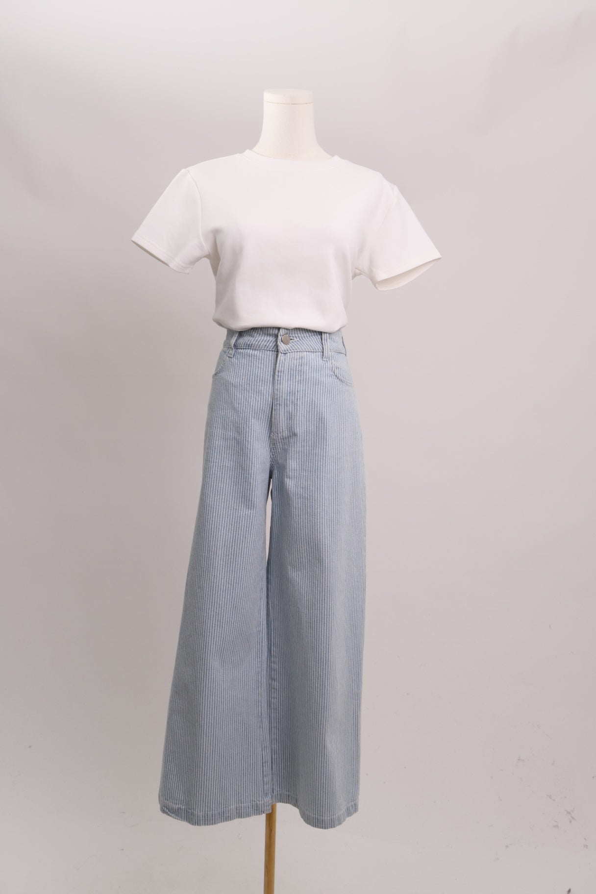 Jean bleu pâle ligné blanc taille haute