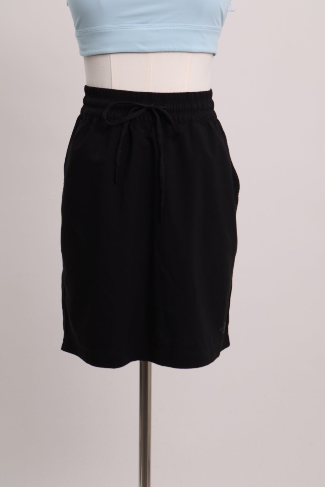 Jupe courte simple ajustable avec cordon
