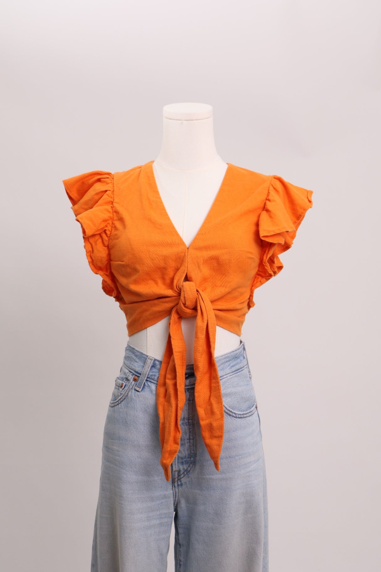 Haut nouée avec manches bouffantes