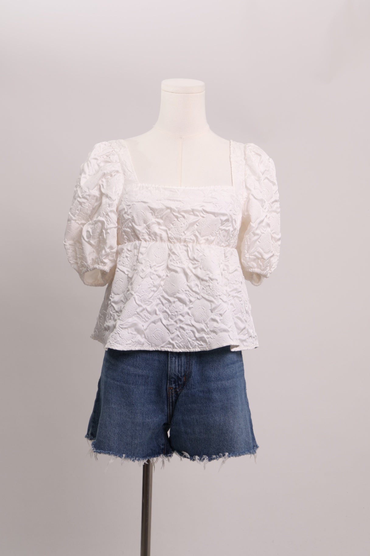 Chandail à fleurs avec manches bouffantes à dos ouvert