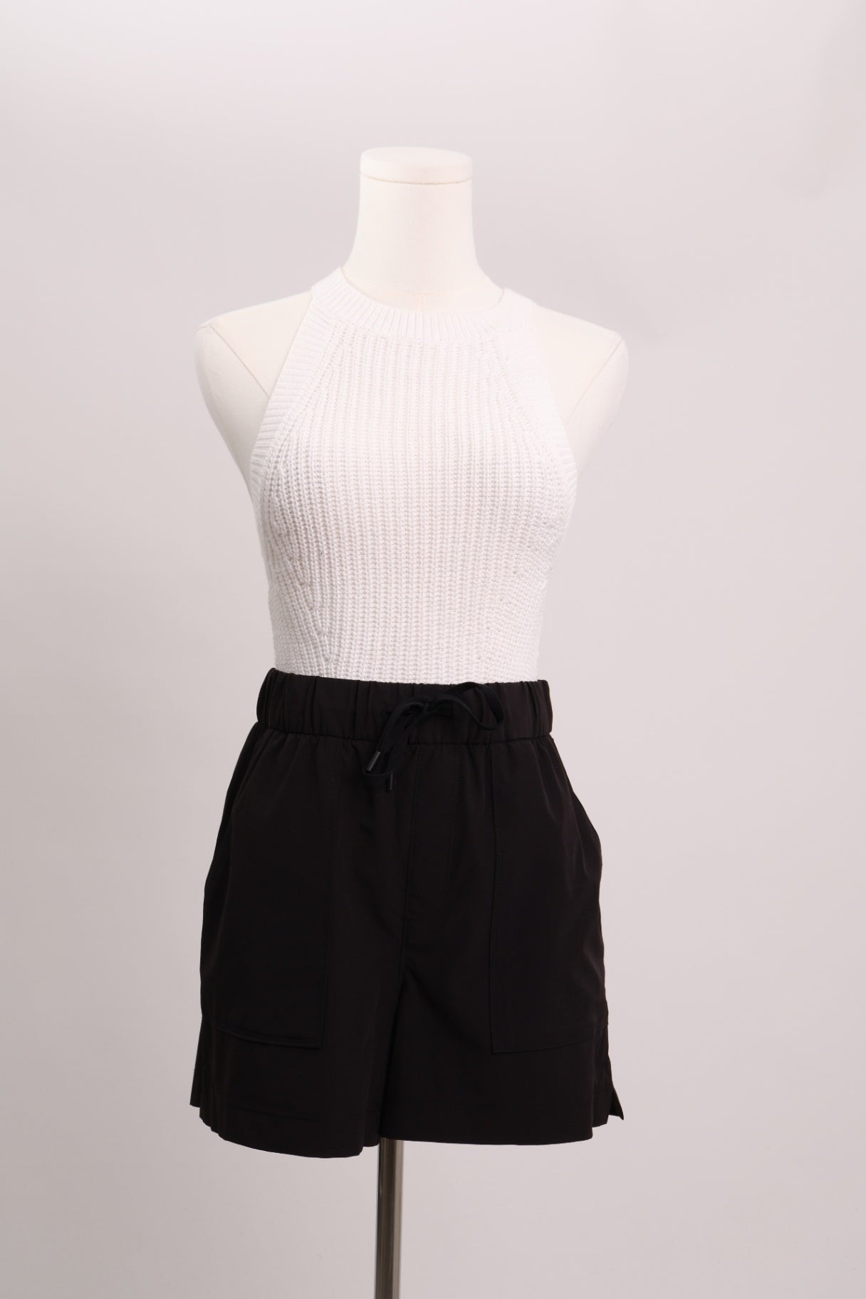 Short courte cordon à la taille 