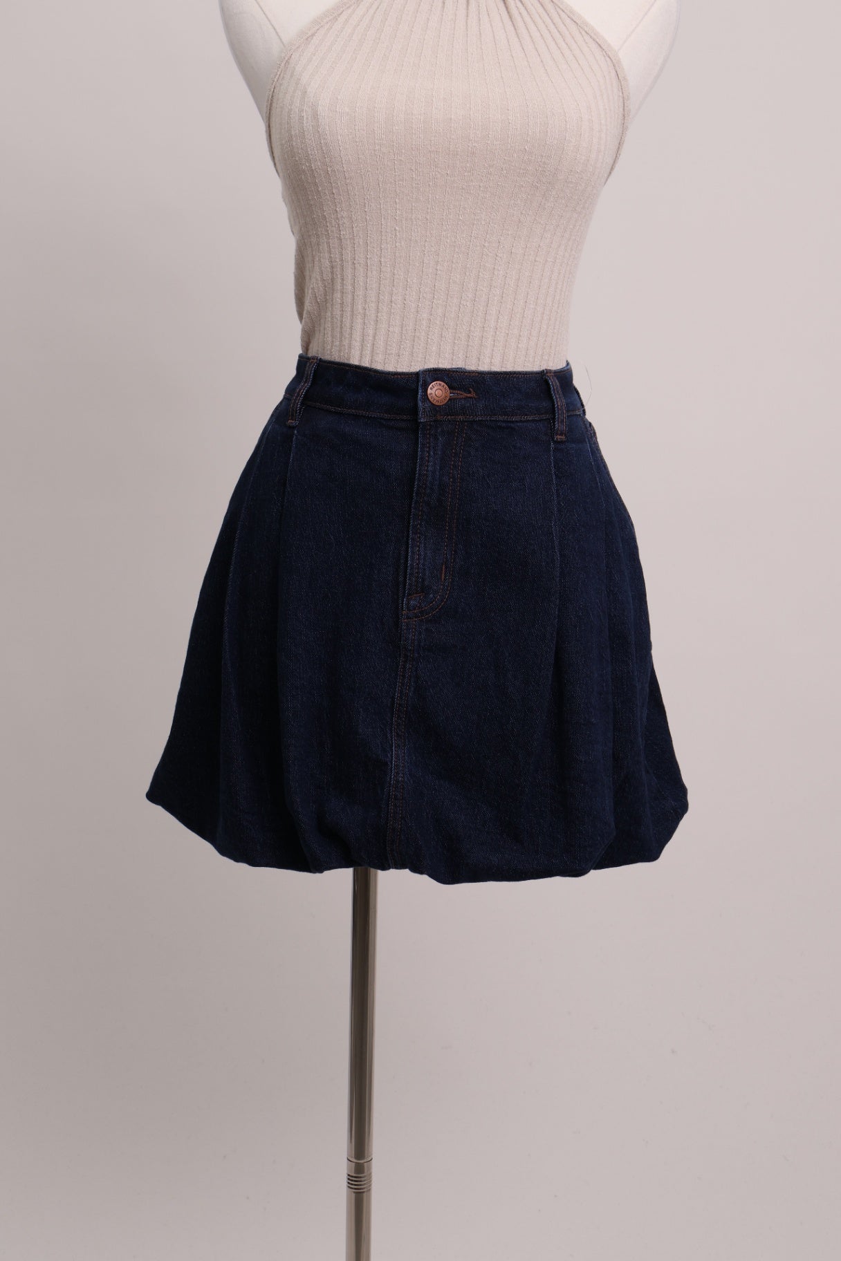 Jupe courte en denim foncé style ballon