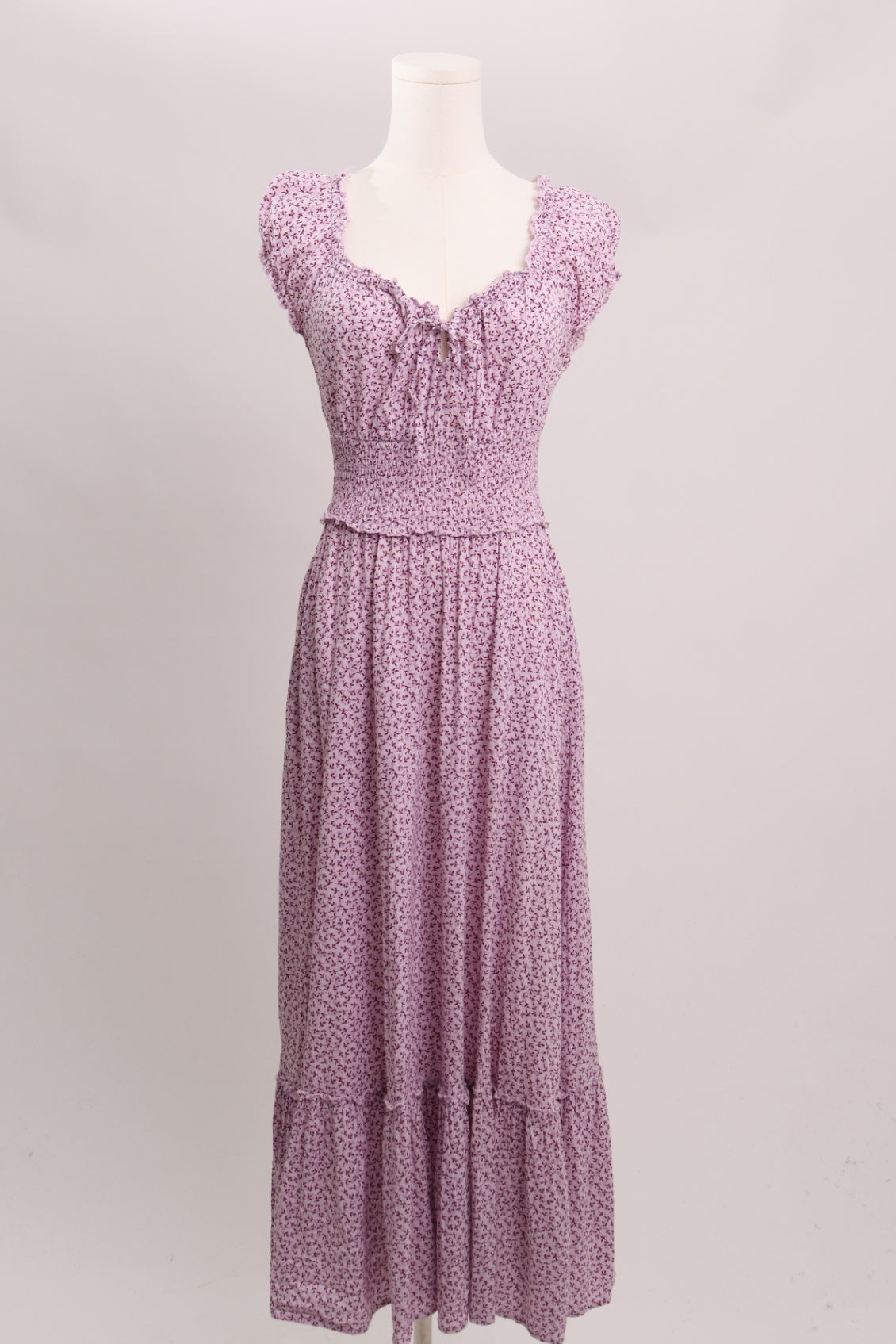 Robe longue fleurie ceintrée avec le bas à volants