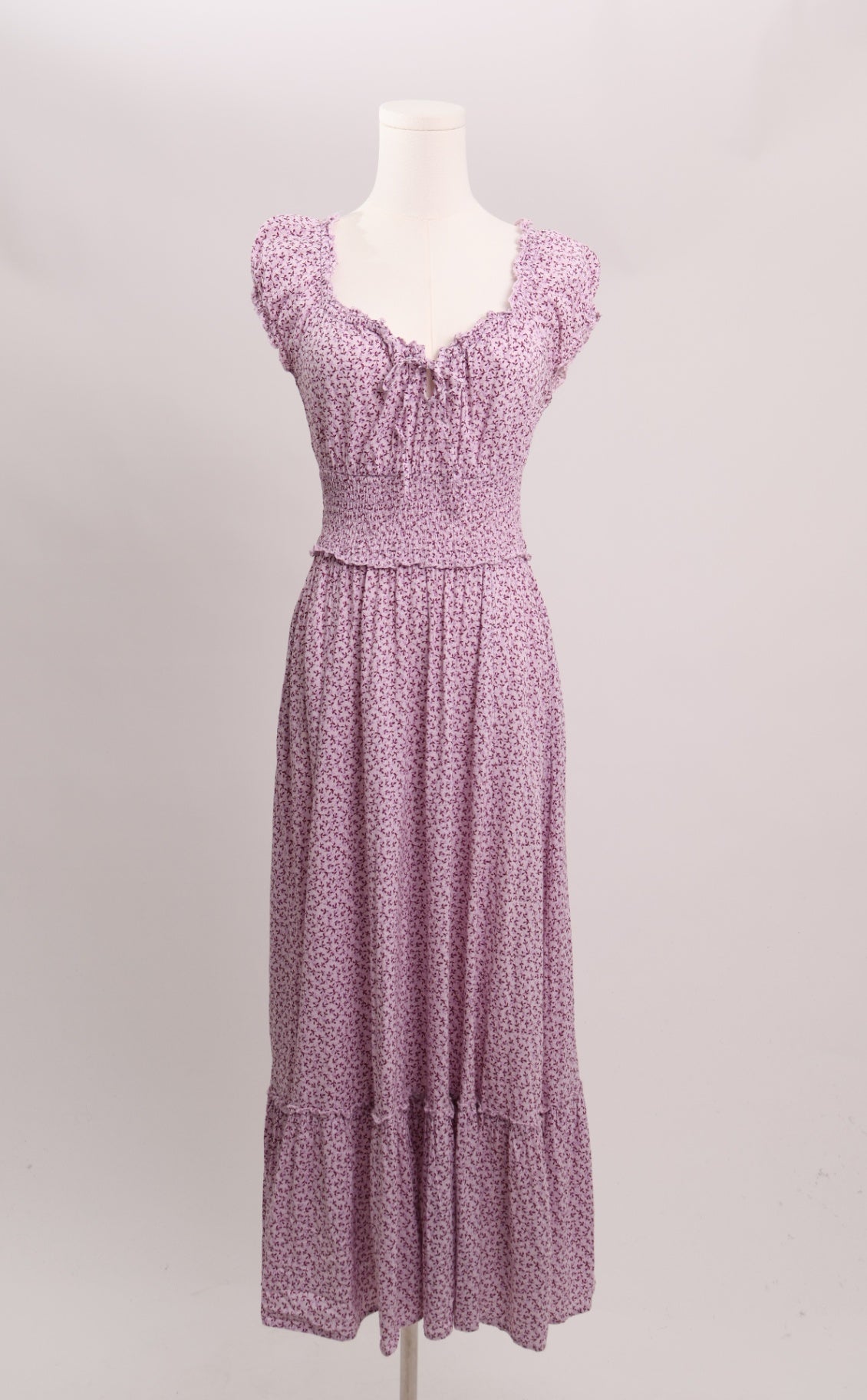 Robe longue fleurie ceintrée avec le bas à volants