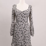 Robe fleurie avec manches longues et dos ouvert noué