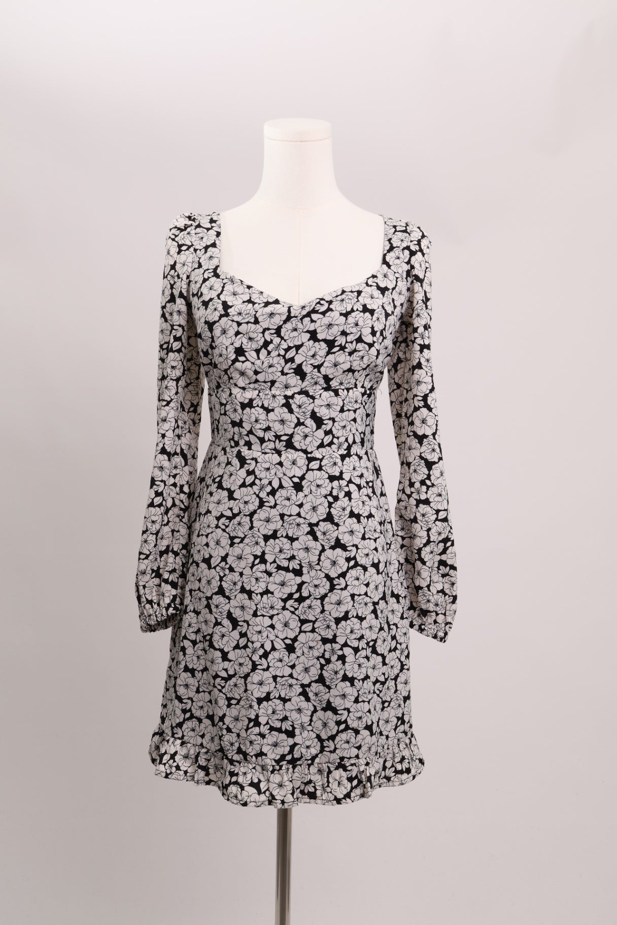 Robe fleurie avec manches longues et dos ouvert noué