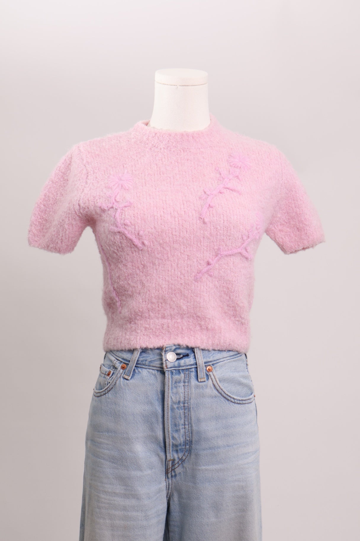 Chandail en tricot rose avec broderie de fleurs
