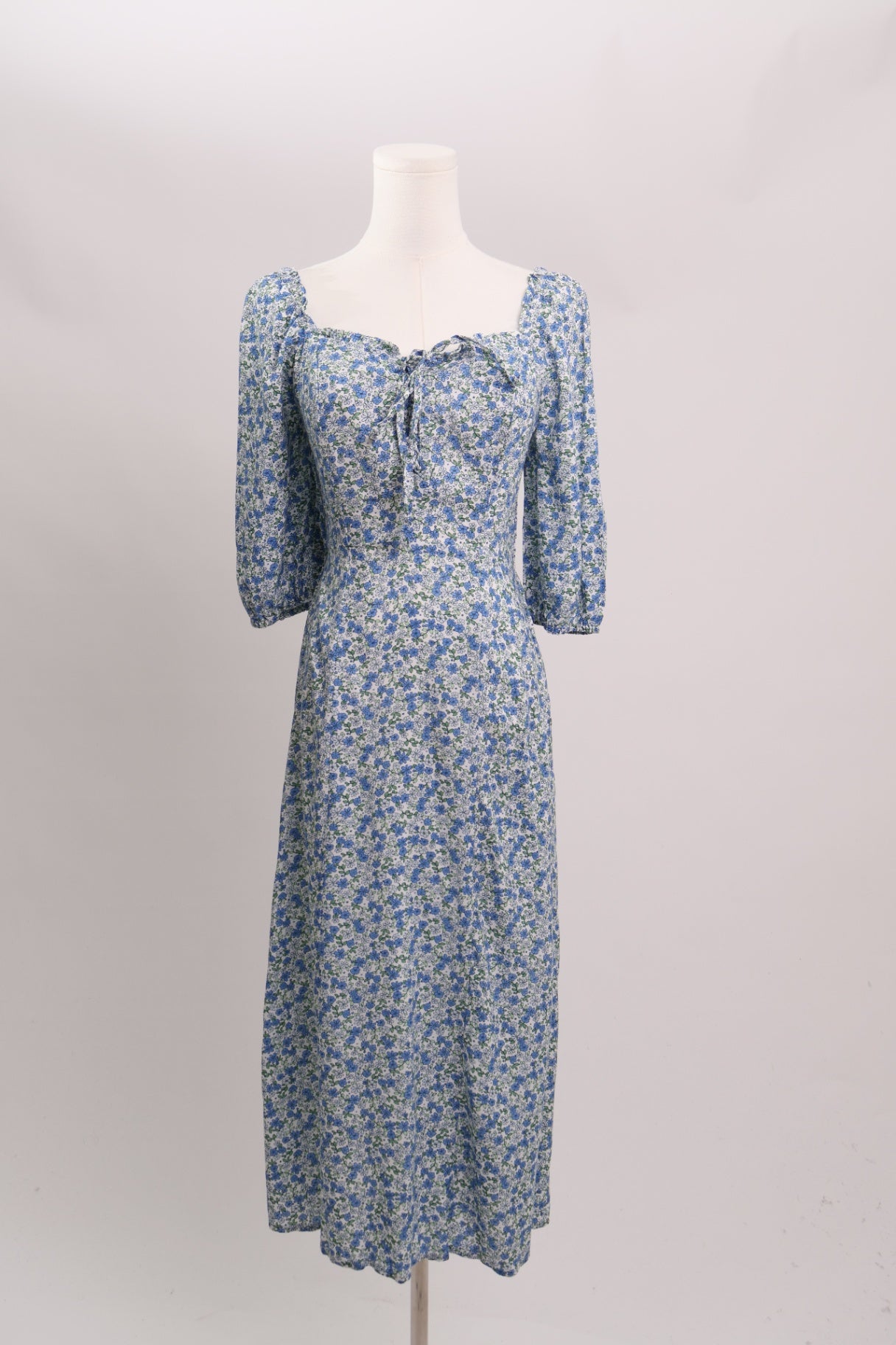 Robe longue fleurie à manches courtes bouffantes