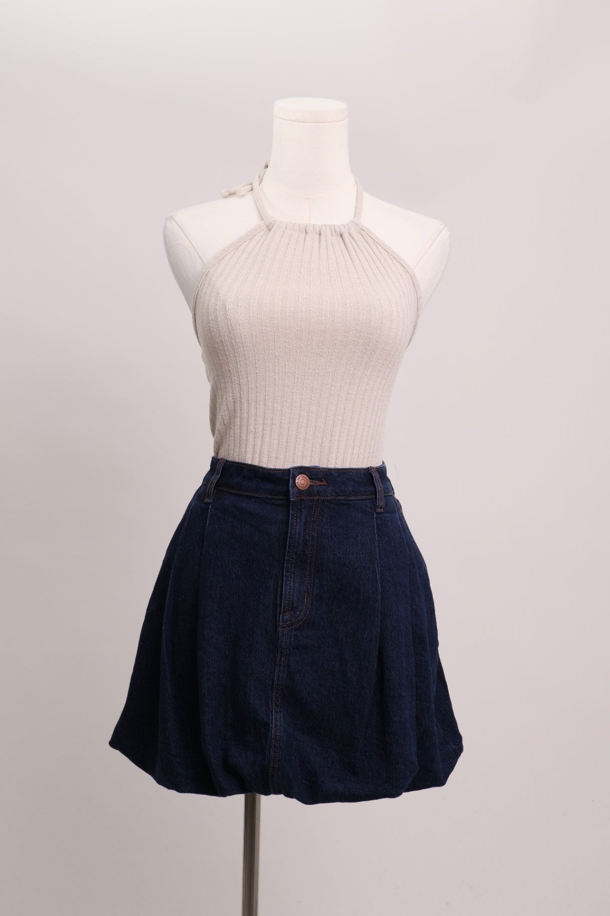 Jupe courte en denim foncé style ballon