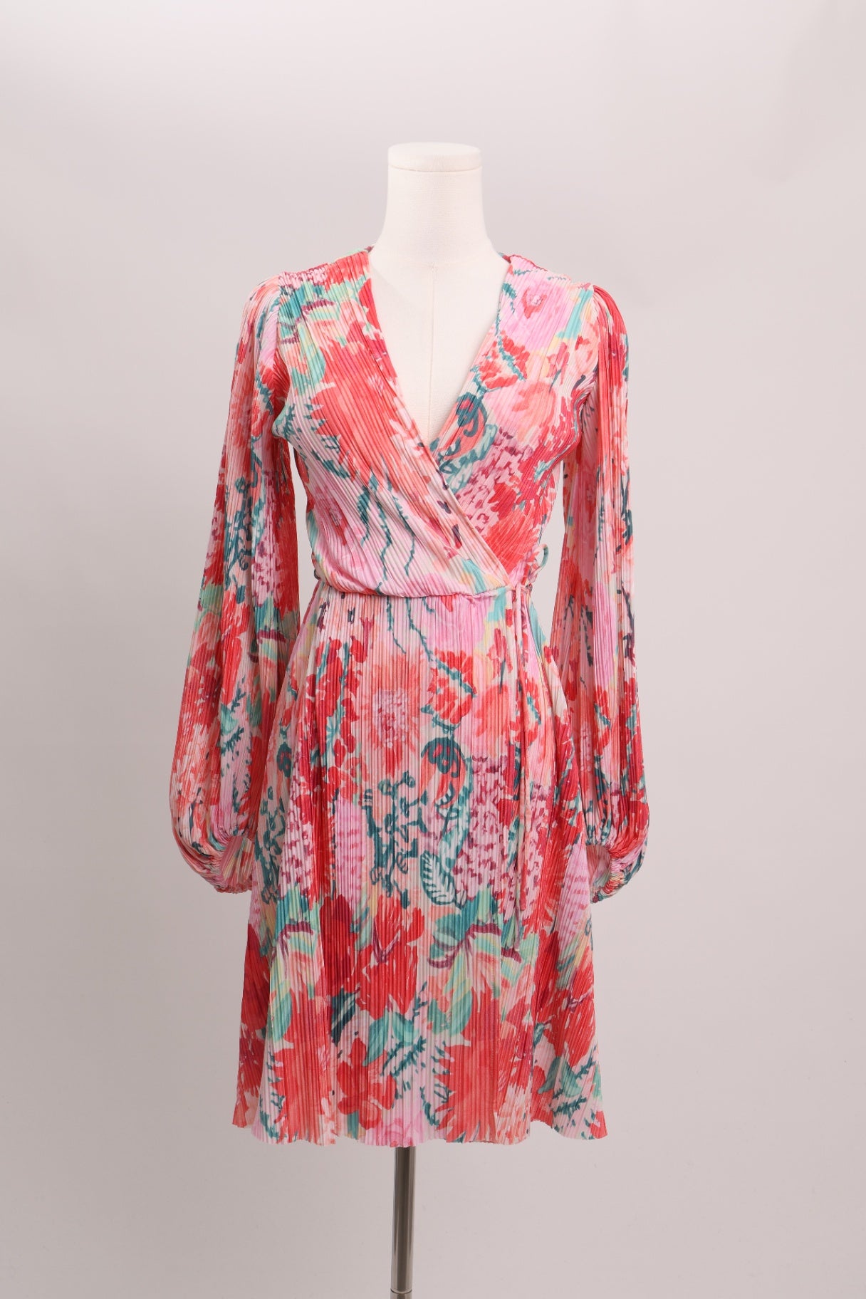 Robe courte portefeuille à manches bouffantes