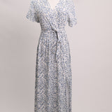 Robe longue fleurie nouée à la taille