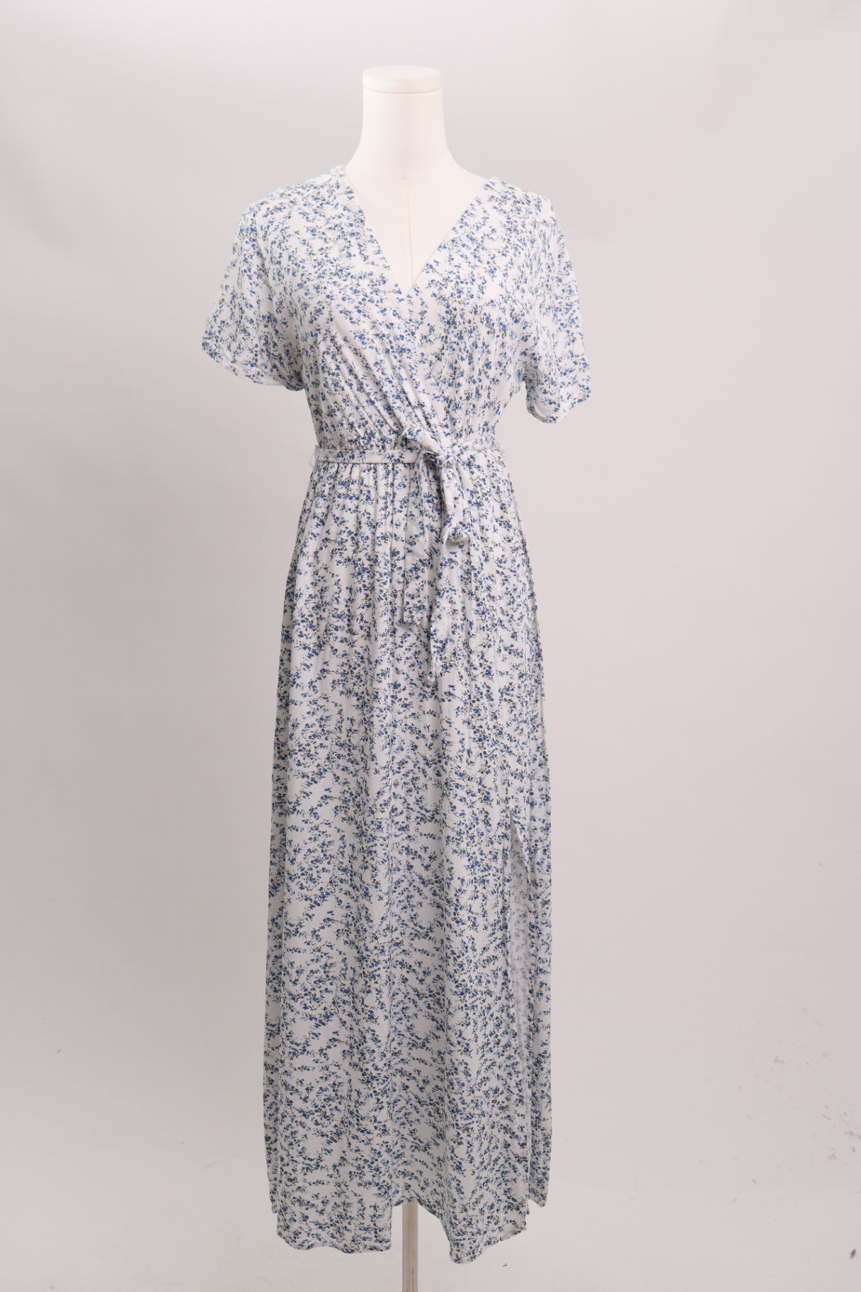 Robe longue fleurie nouée à la taille