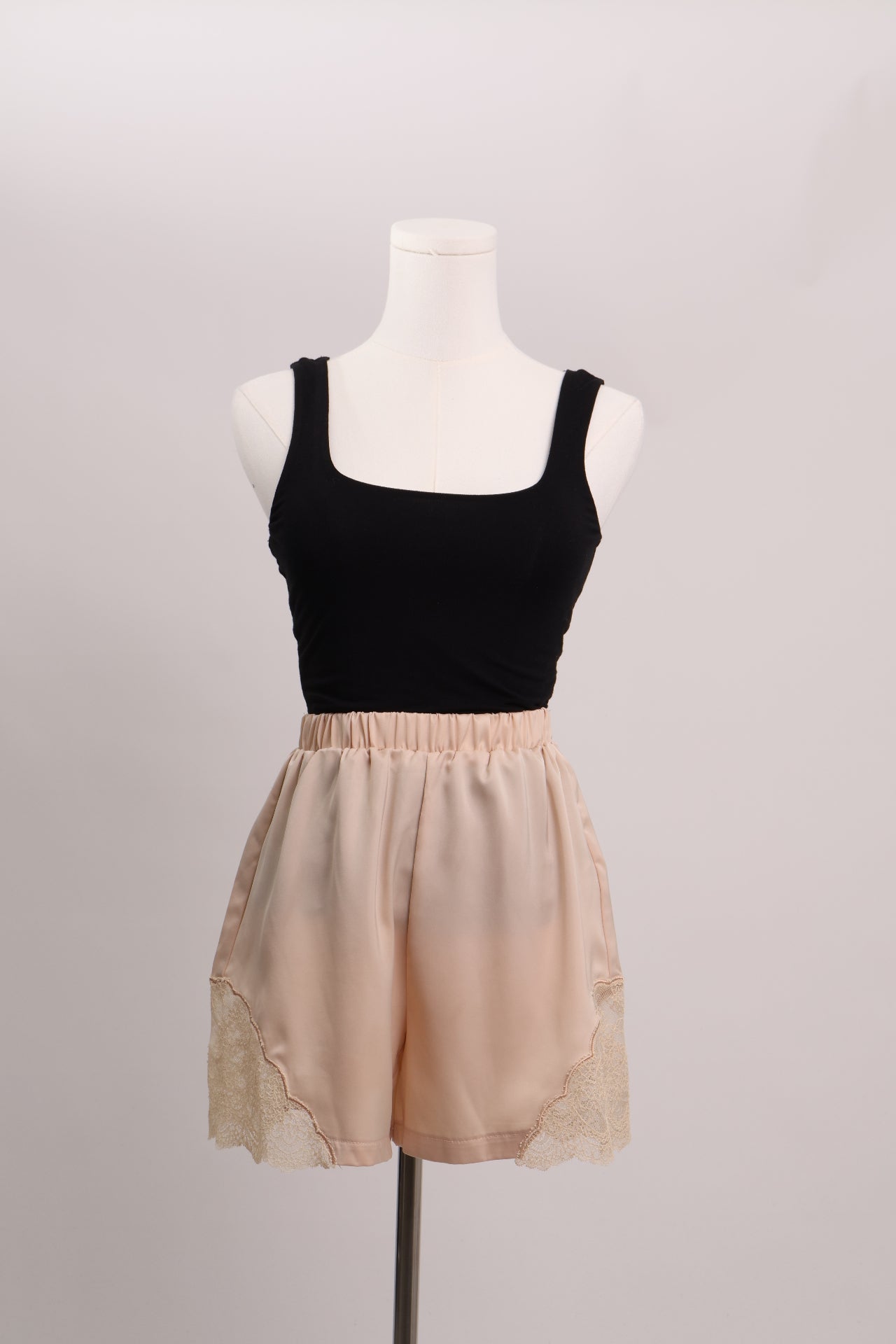 Short beige style satin avec dentelle