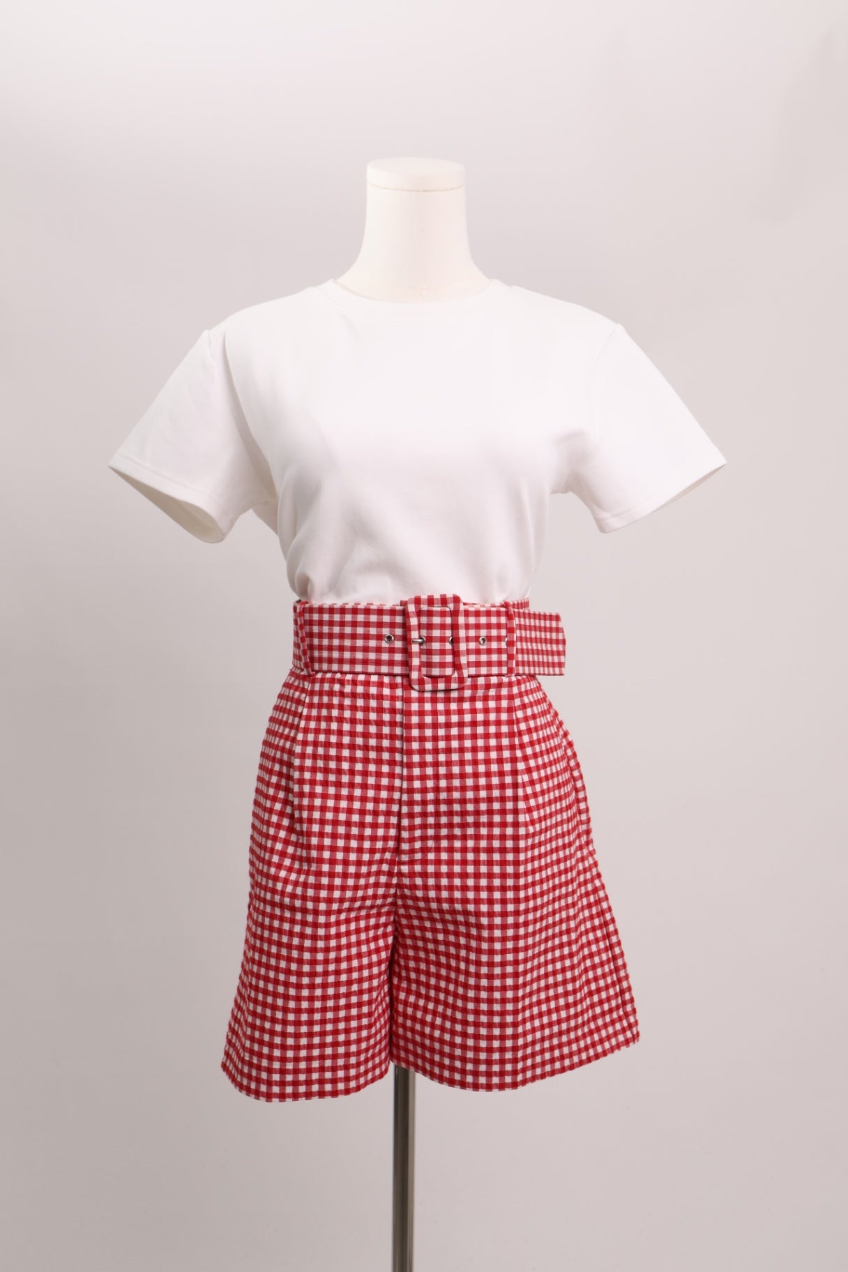 Short courte carreauté rouge et blanc avec ceinture