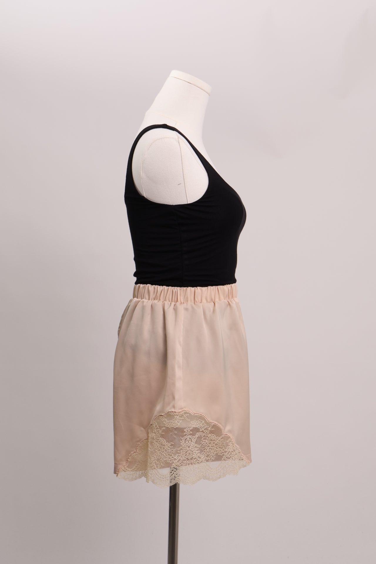 Short beige style satin avec dentelle