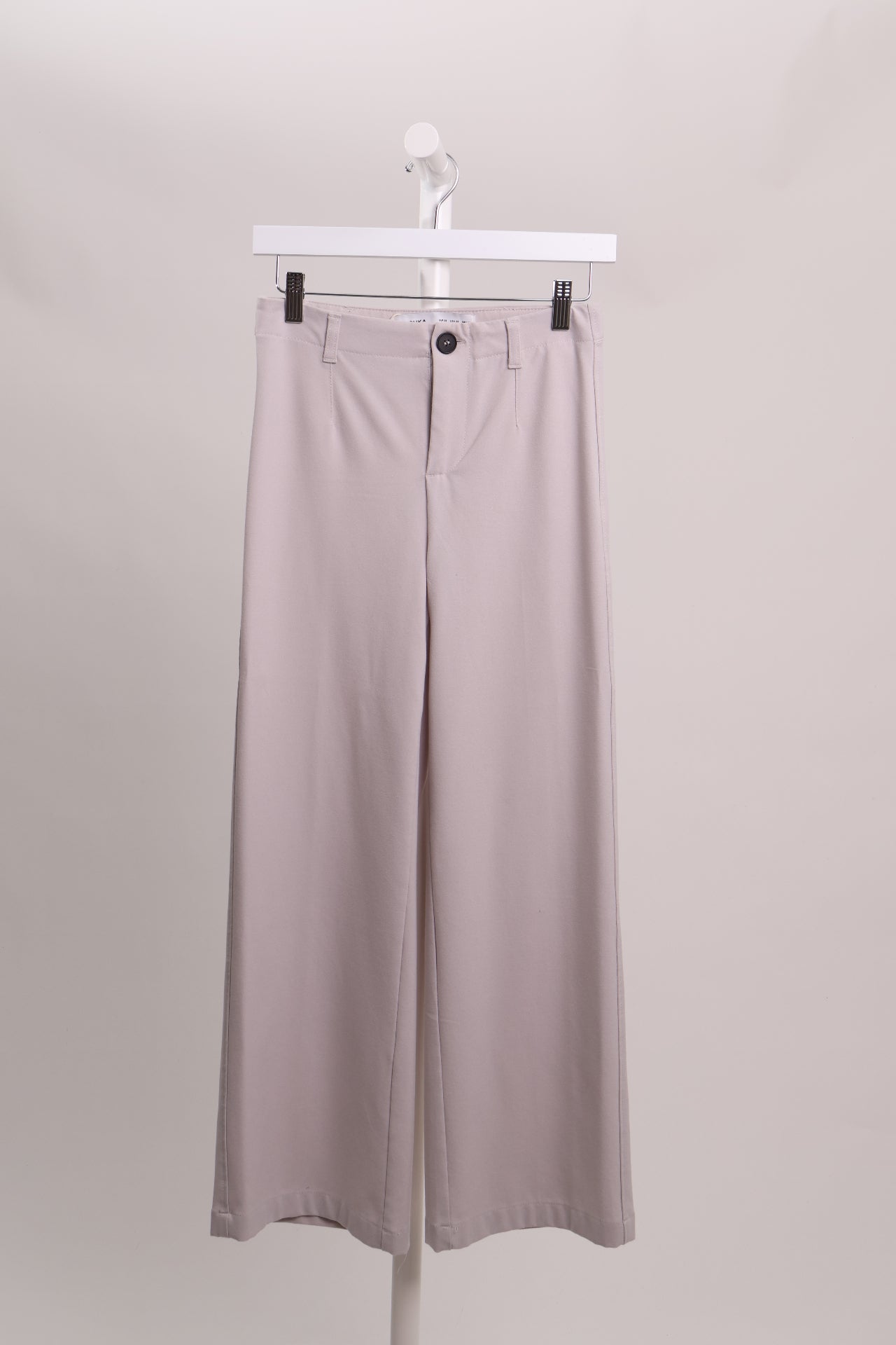 Pantalon gris taille haute jambe droite