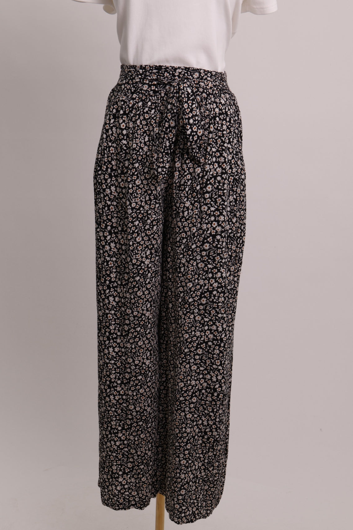 Pantalon noir ample avec motif fleuri