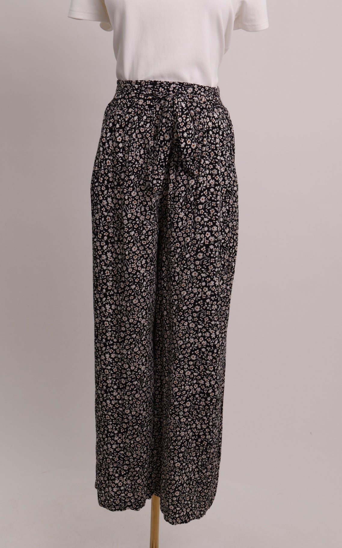 Pantalon noir ample avec motif fleuri