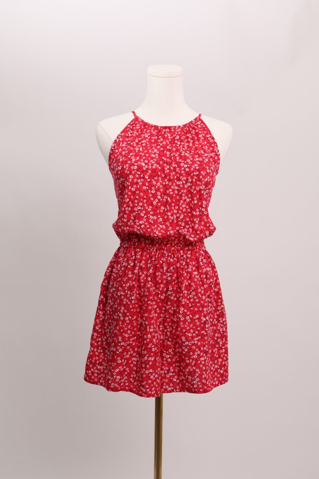 Robe courte d'été à fleurs blanches à fines bretelles