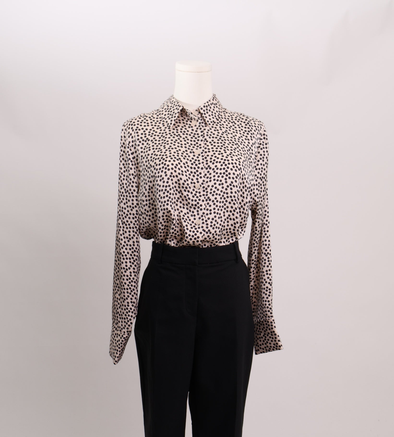 Blouse satinée à pois