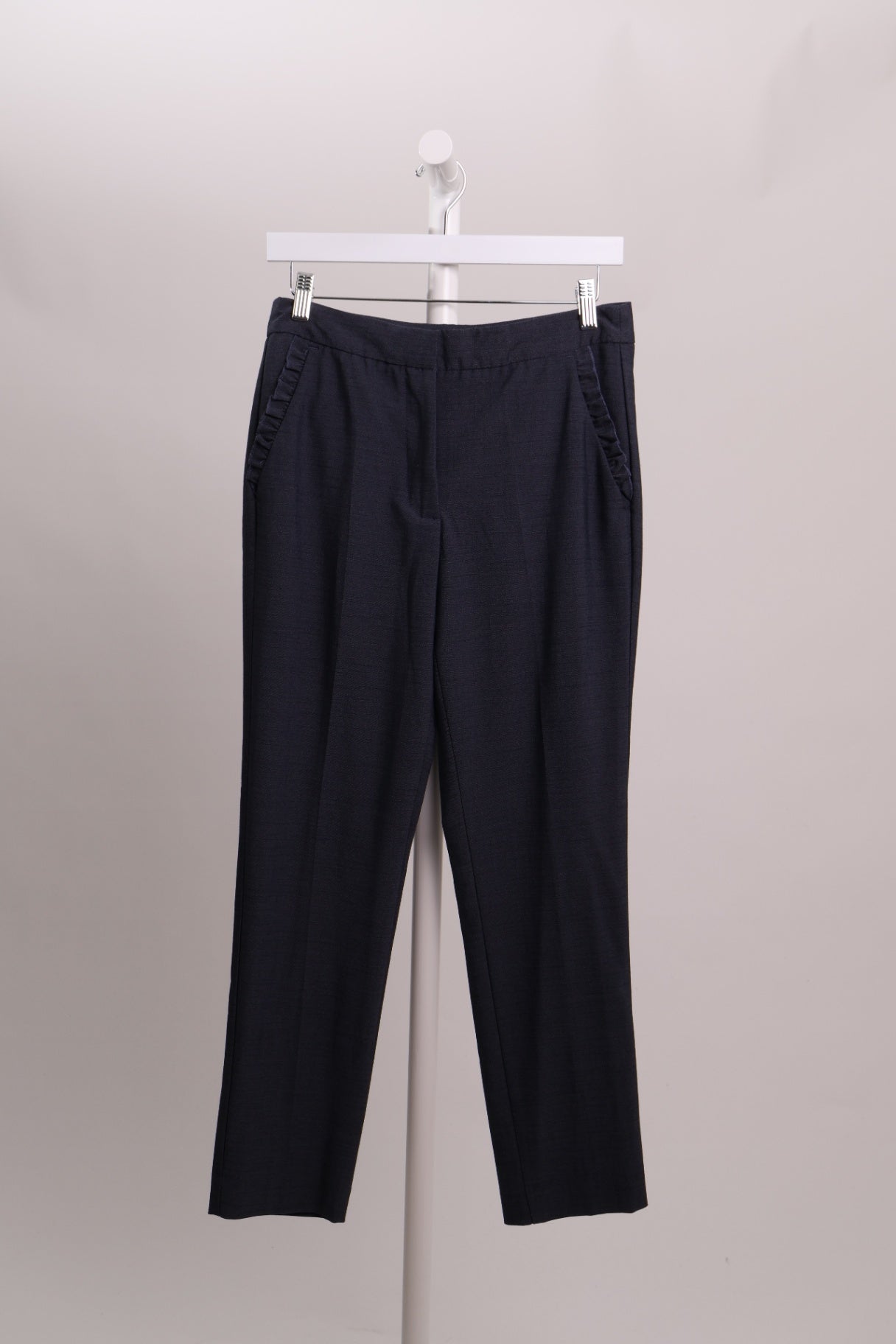 Pantalon propre ajusté avec détails