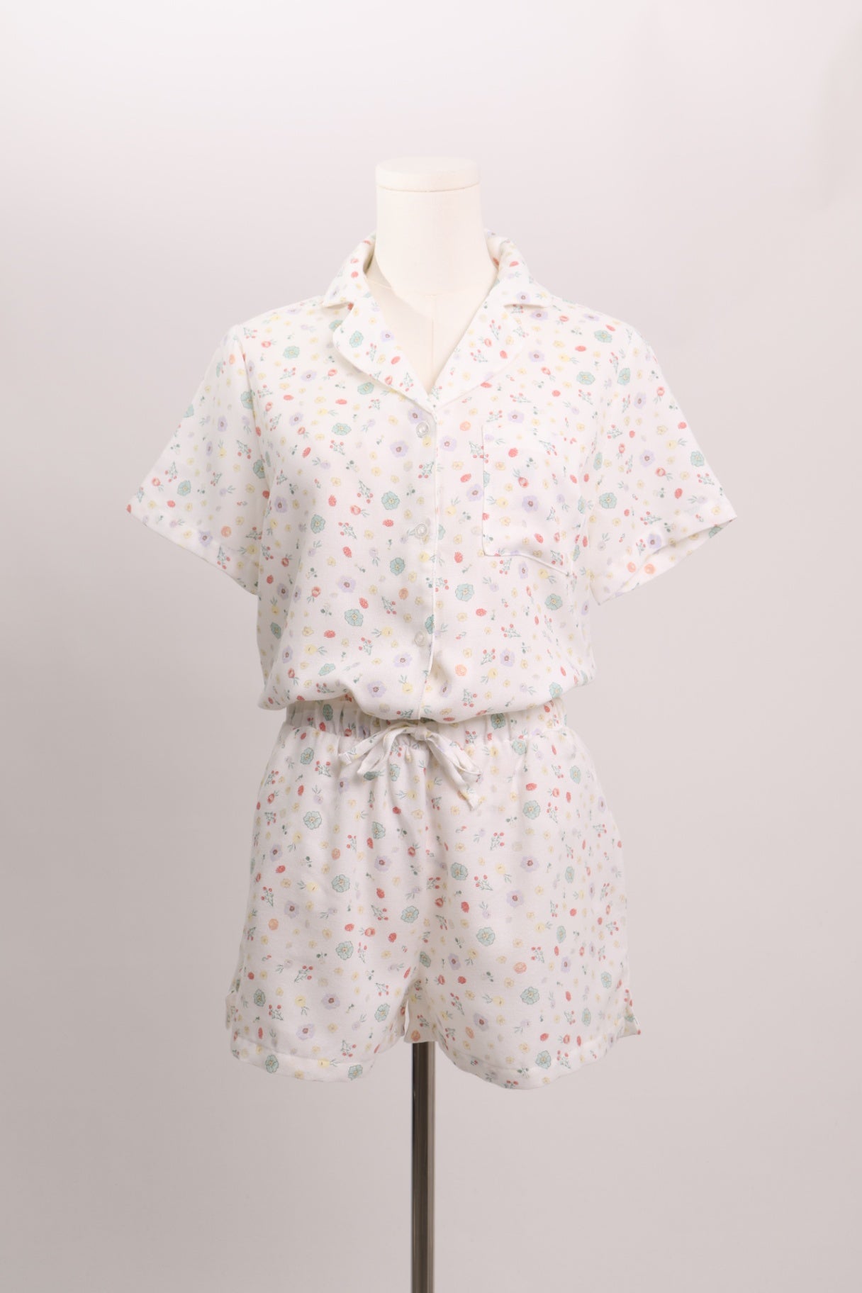 Pyjama court à motif fleuri