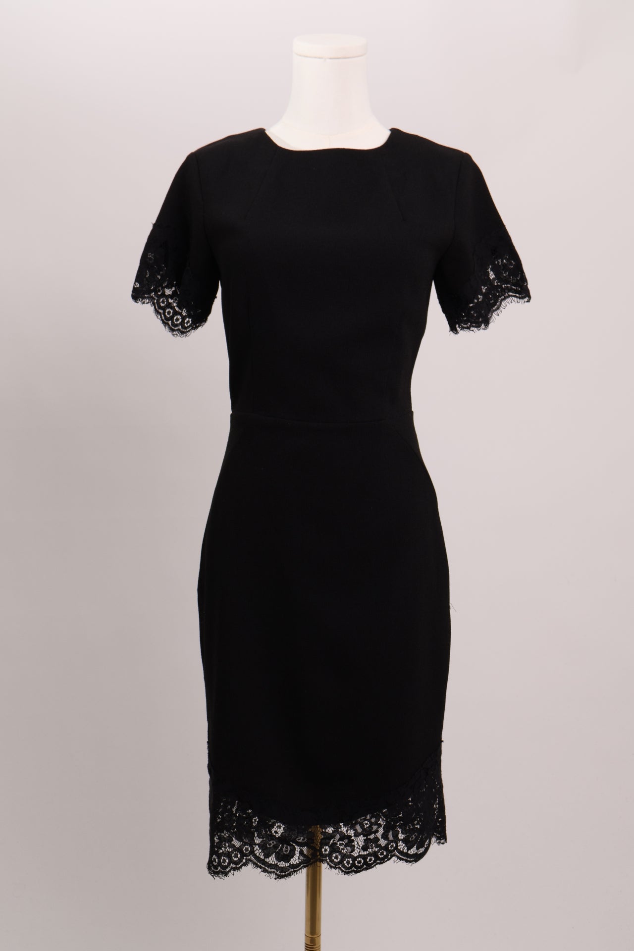 Robe chic avec détails dentellés