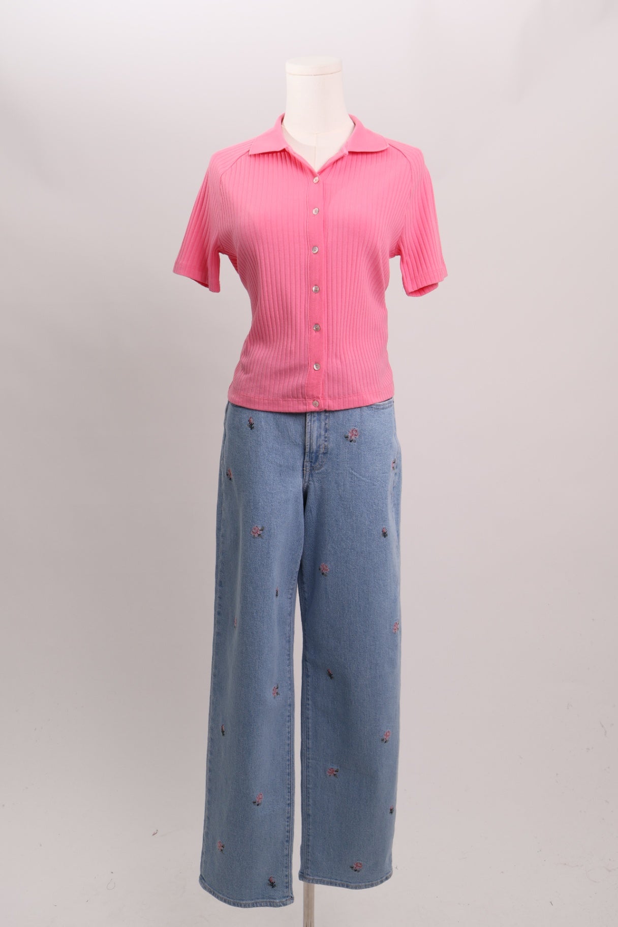 Jean taille haute ample avec broderies de roses