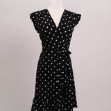 Robe courte à pois et volants aux manches