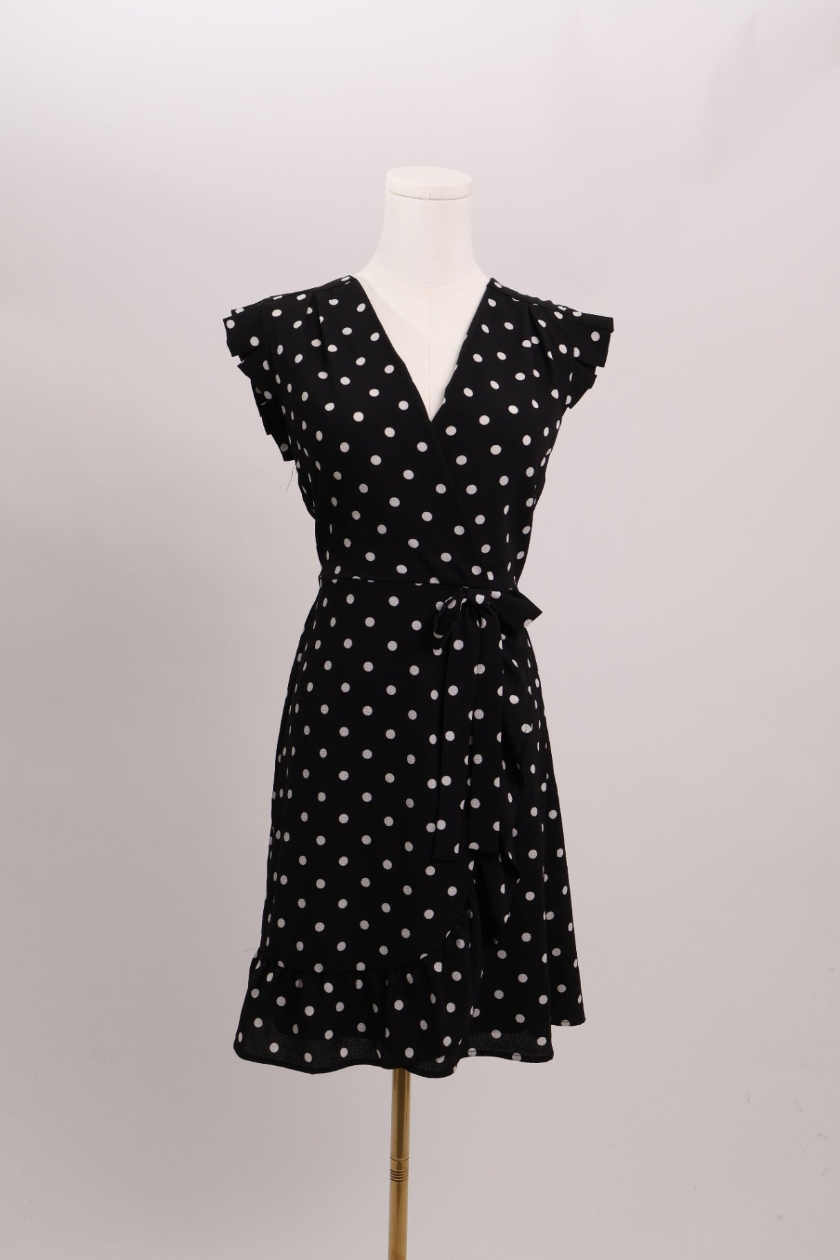 Robe courte à pois et volants aux manches