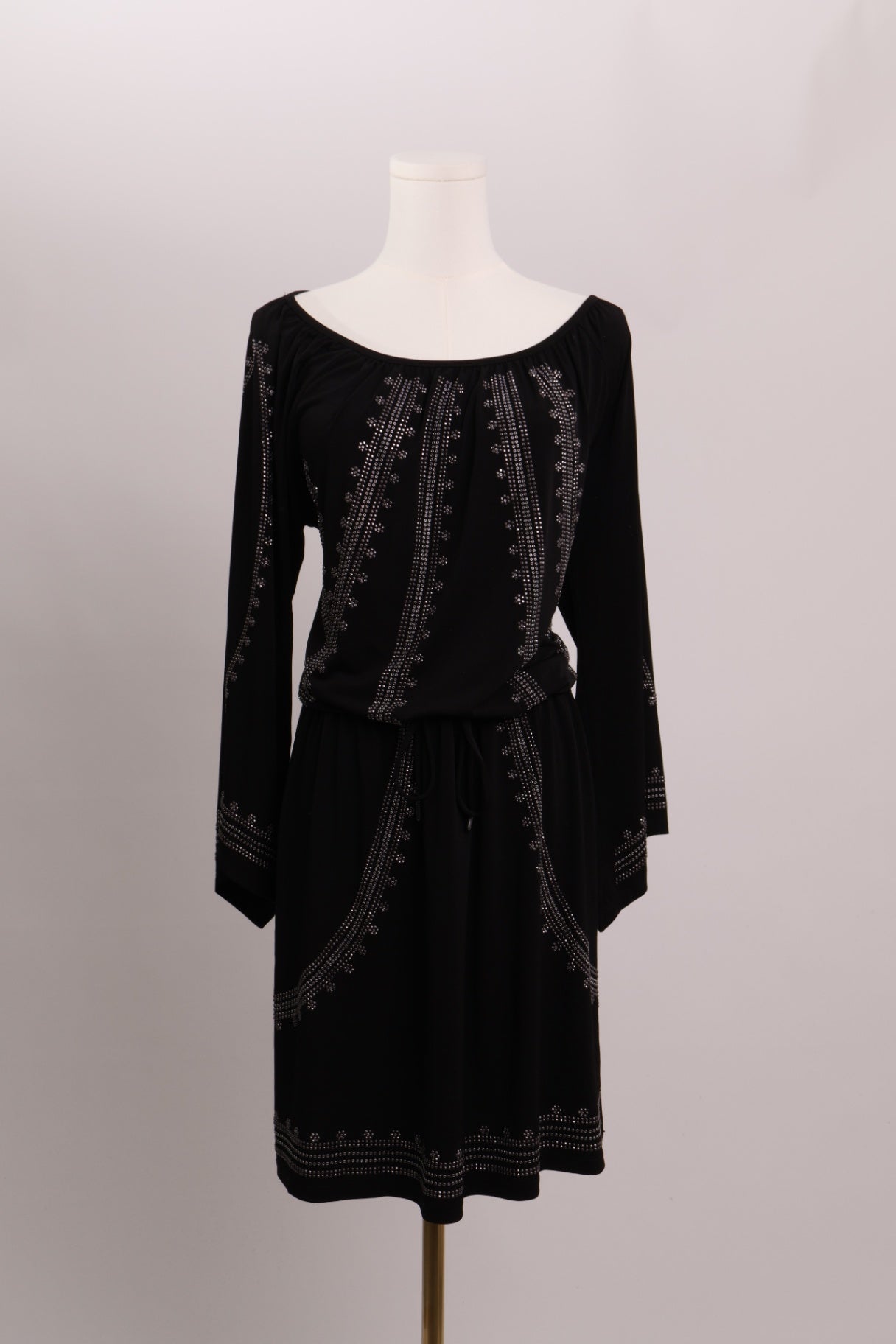Robe courte ceintrée avec brillants