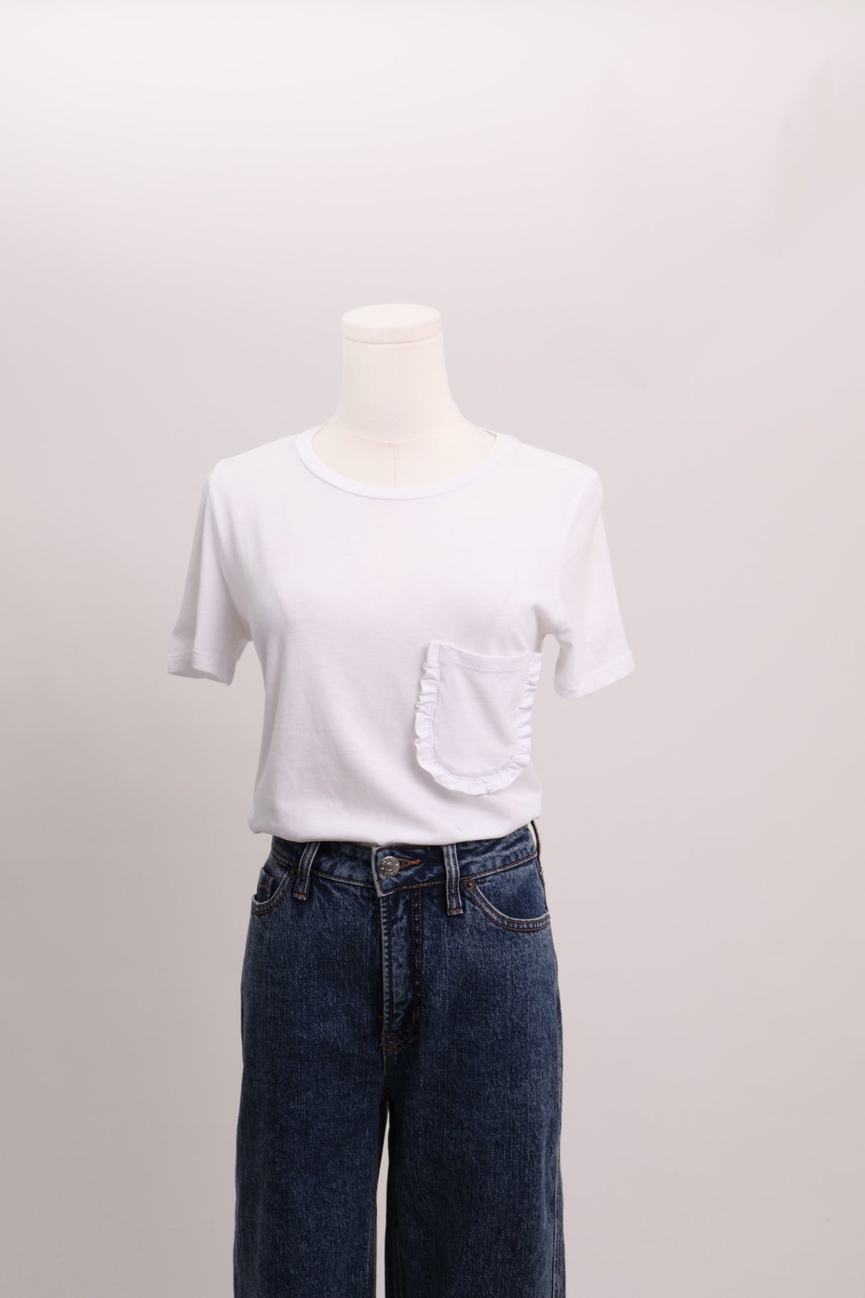 T-shirt simple avec poche festonnée