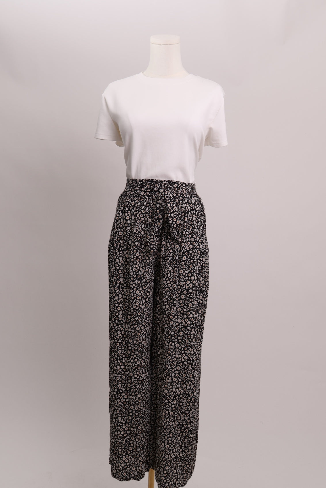 Pantalon noir ample avec motif fleuri
