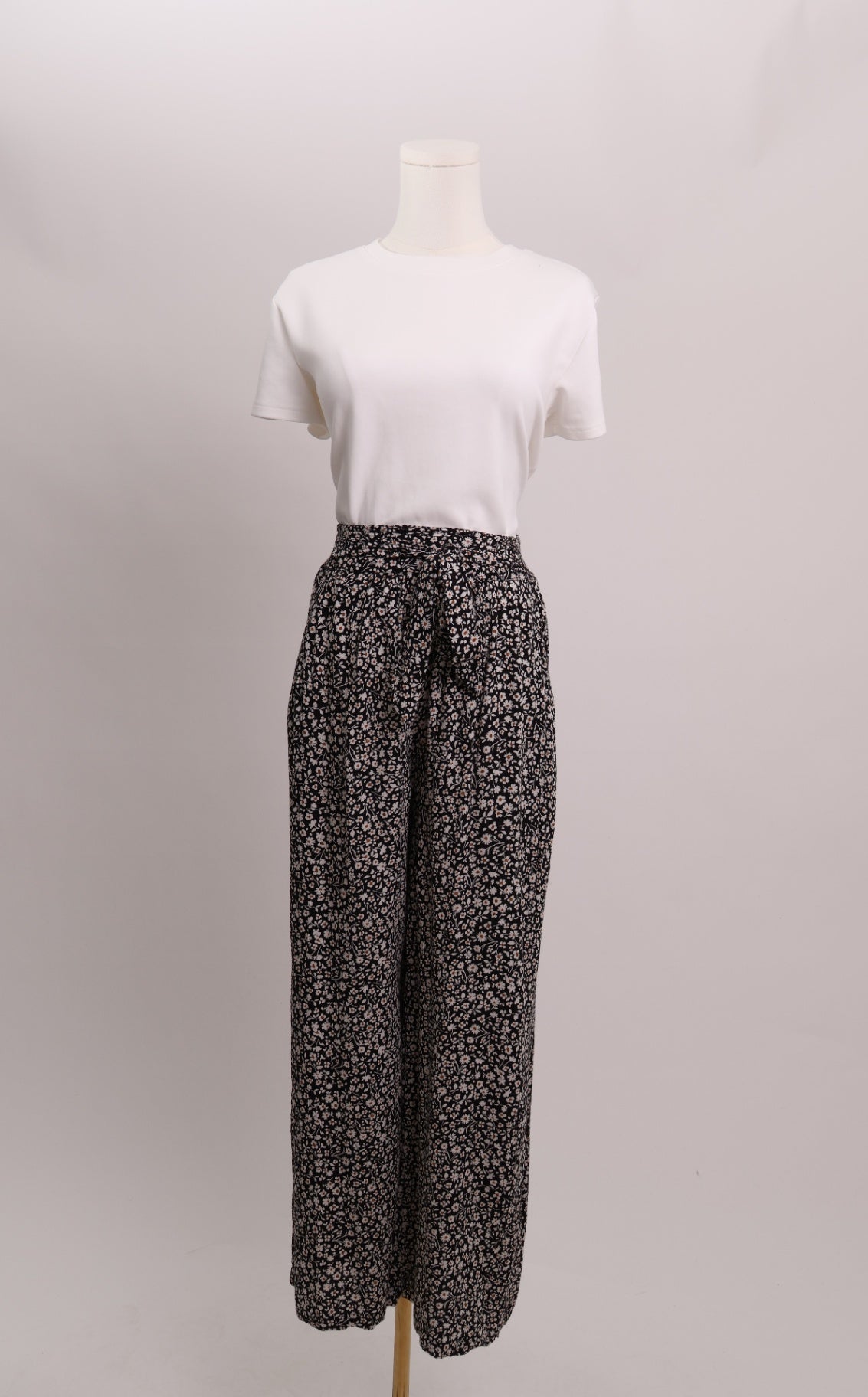 Pantalon noir ample avec motif fleuri