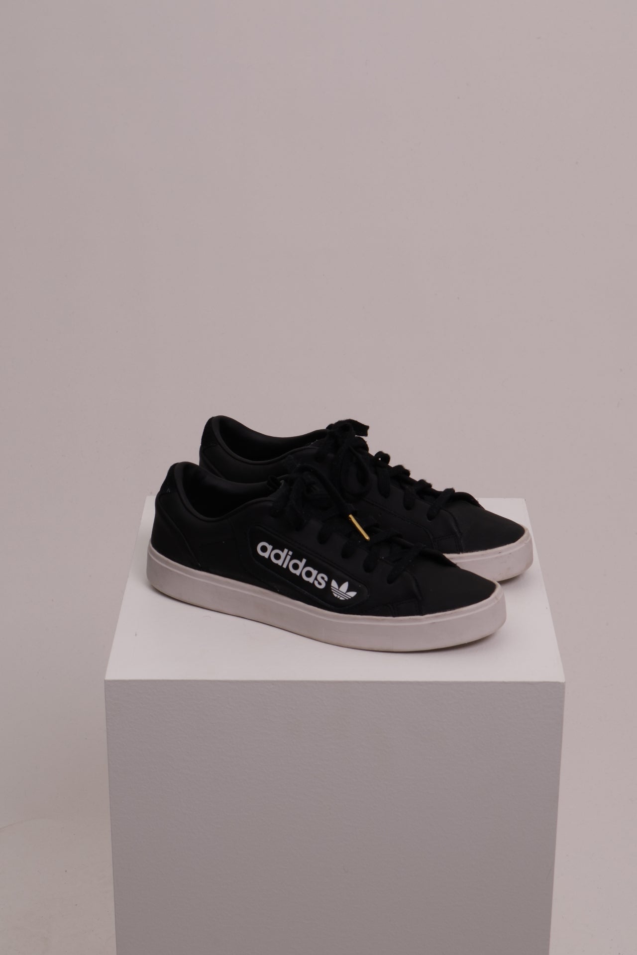 Chaussures Adidas Sleek