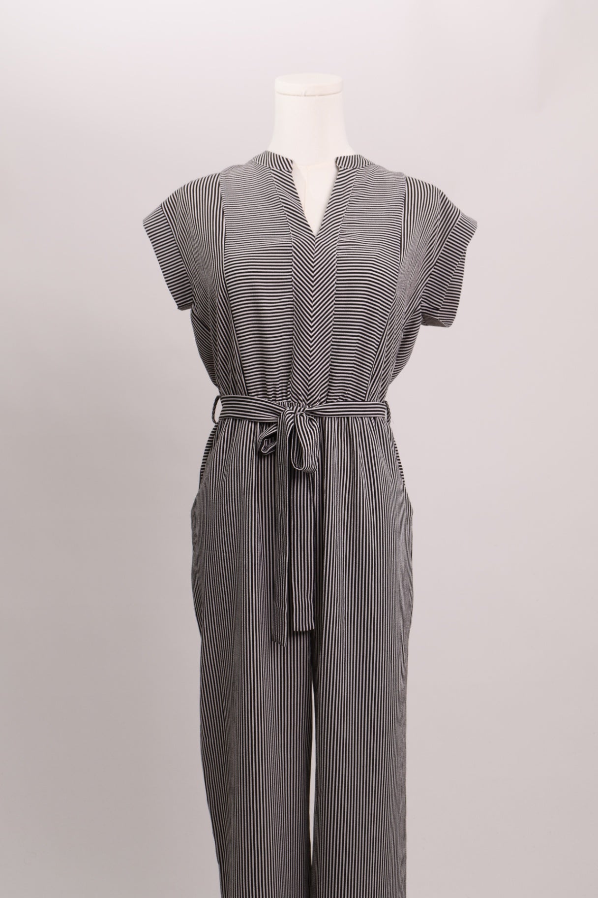 Combinaison lignée avec ceinture à la taille