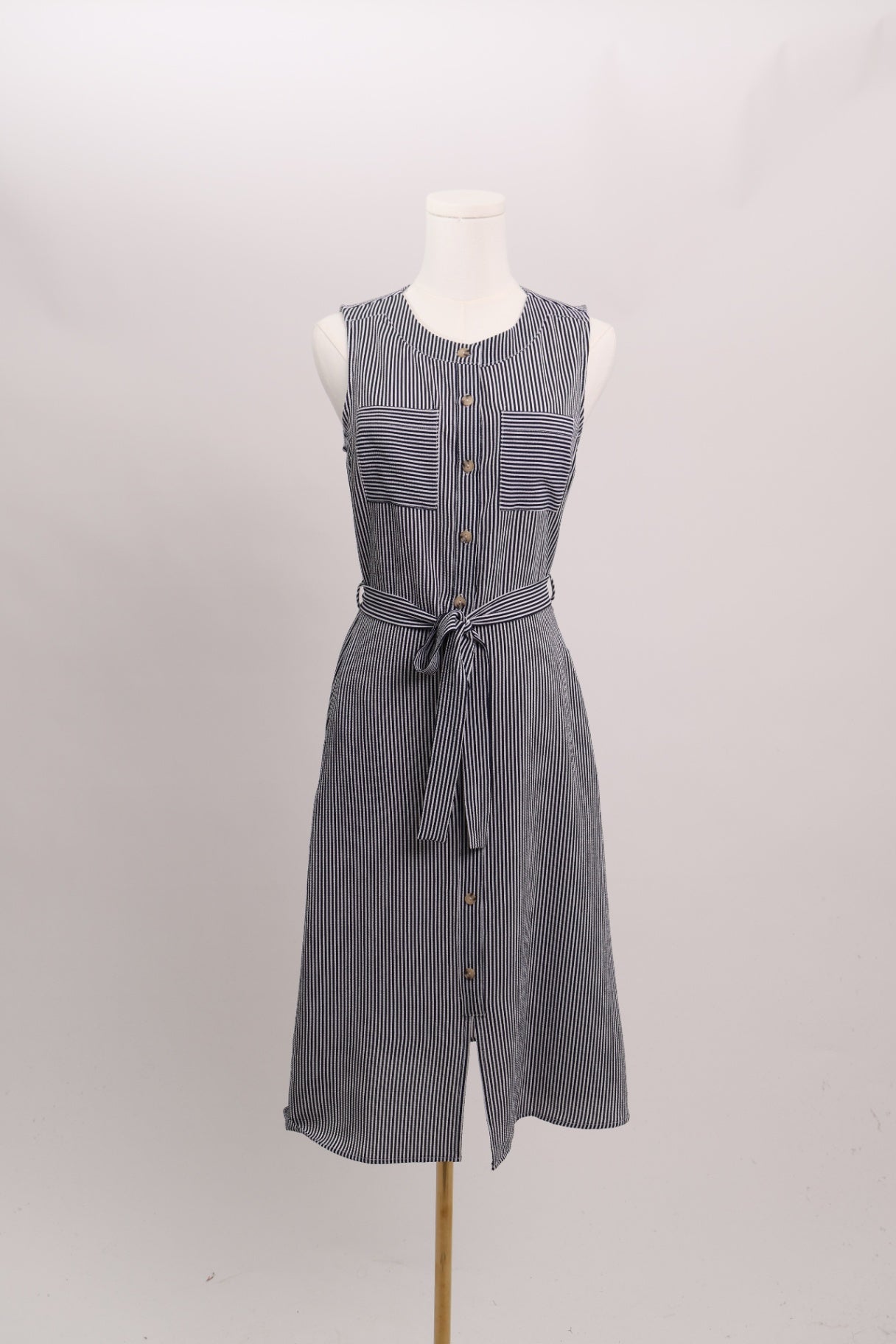 Robe d'été lignée nouée à la taille